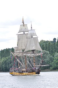 2019-06-16-(15h34)-armada-(mama-razzi)-0235.jpg 2019-06-16-(15h34)-armada-(mama-razzi)-0235.jpg