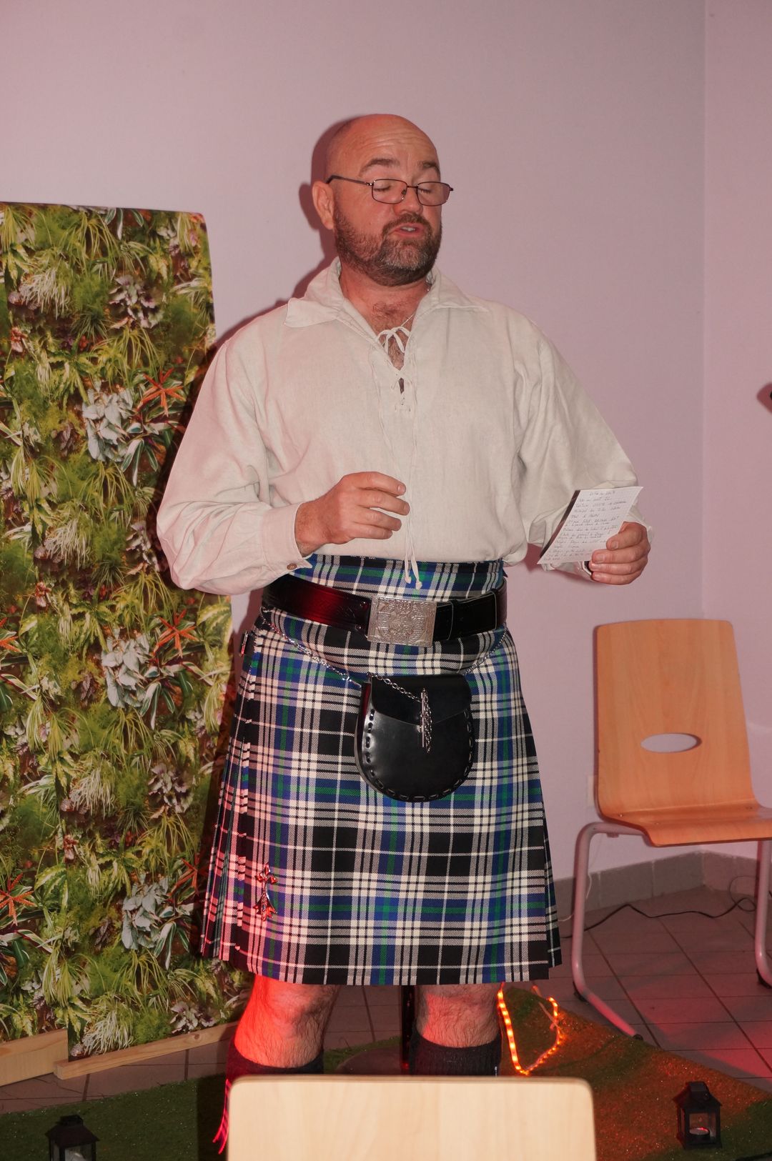 2023-04-21-(20h07m)-dsc03193-mama-razzi.jpg