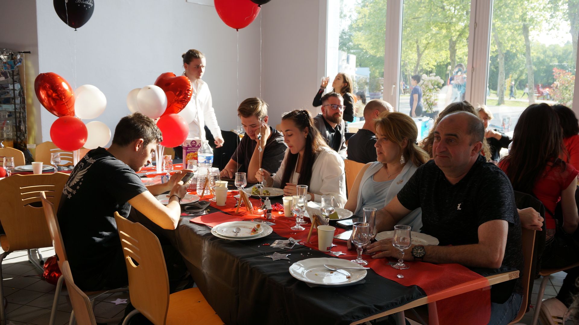 2023-05-18-(18h40m)-dsc04406-mama-razzi.jpg
