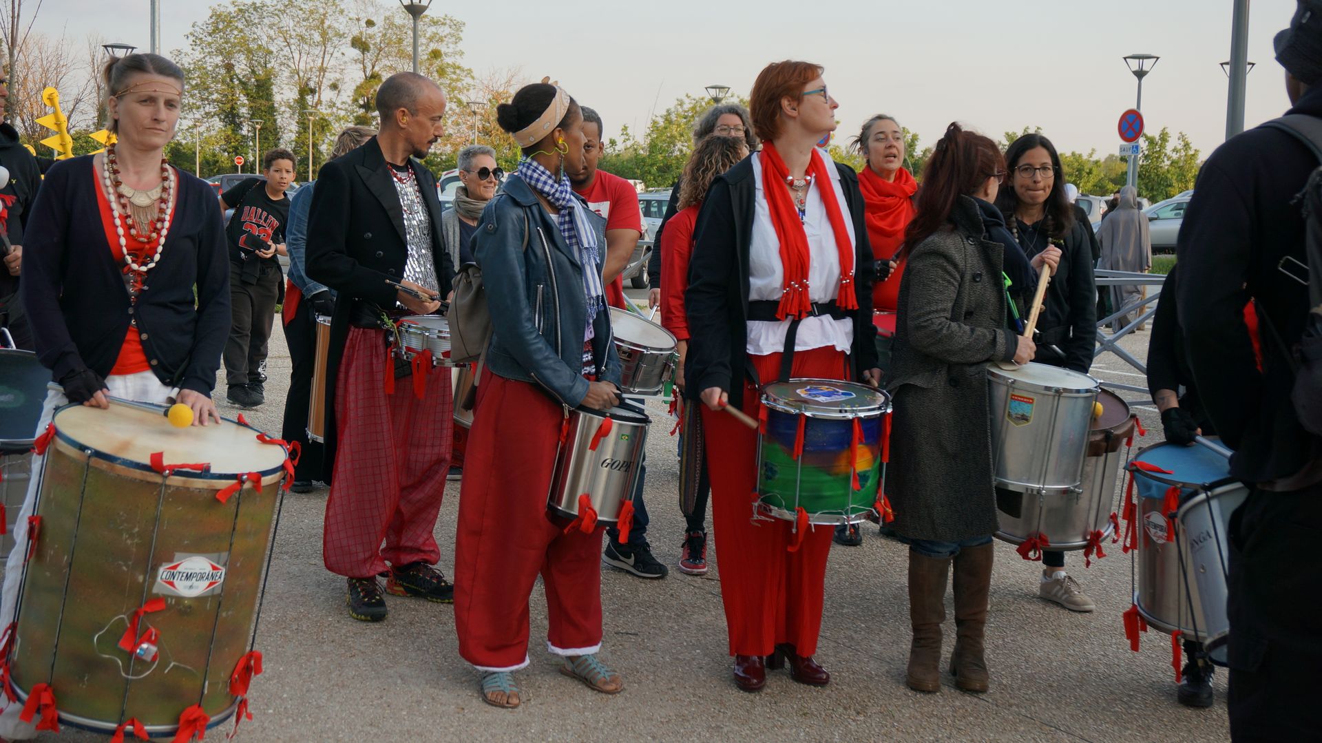 2023-05-18-(20h20m)-dsc04499-mama-razzi.jpg