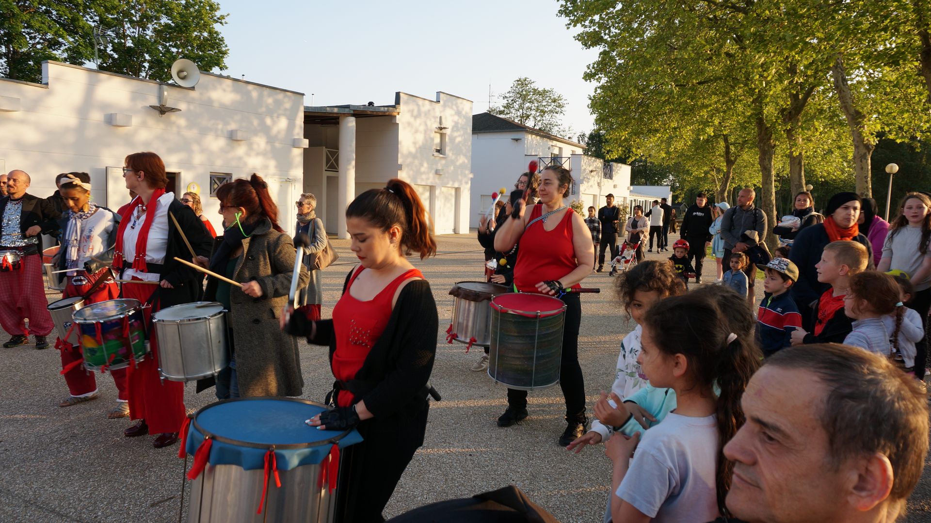 2023-05-18-(20h31m)-dsc04526-mama-razzi.jpg