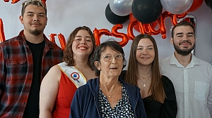 2023-05-18-(15h51m)-dsc04181-mama-razzi.jpg 2023-05-18-(15h51m)-dsc04181-mama-razzi.jpg