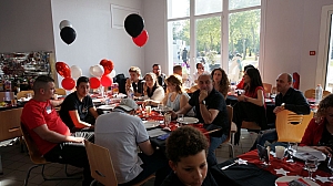2023-05-18-(18h13m)-dsc04355-mama-razzi.jpg 2023-05-18-(18h13m)-dsc04355-mama-razzi.jpg
