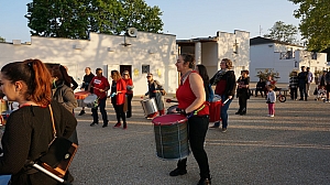 2023-05-18-(20h29m)-dsc04512-mama-razzi.jpg 2023-05-18-(20h29m)-dsc04512-mama-razzi.jpg