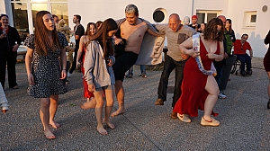 2023-05-18-(20h52m)-dsc04546-mama-razzi.jpg 2023-05-18-(20h52m)-dsc04546-mama-razzi.jpg