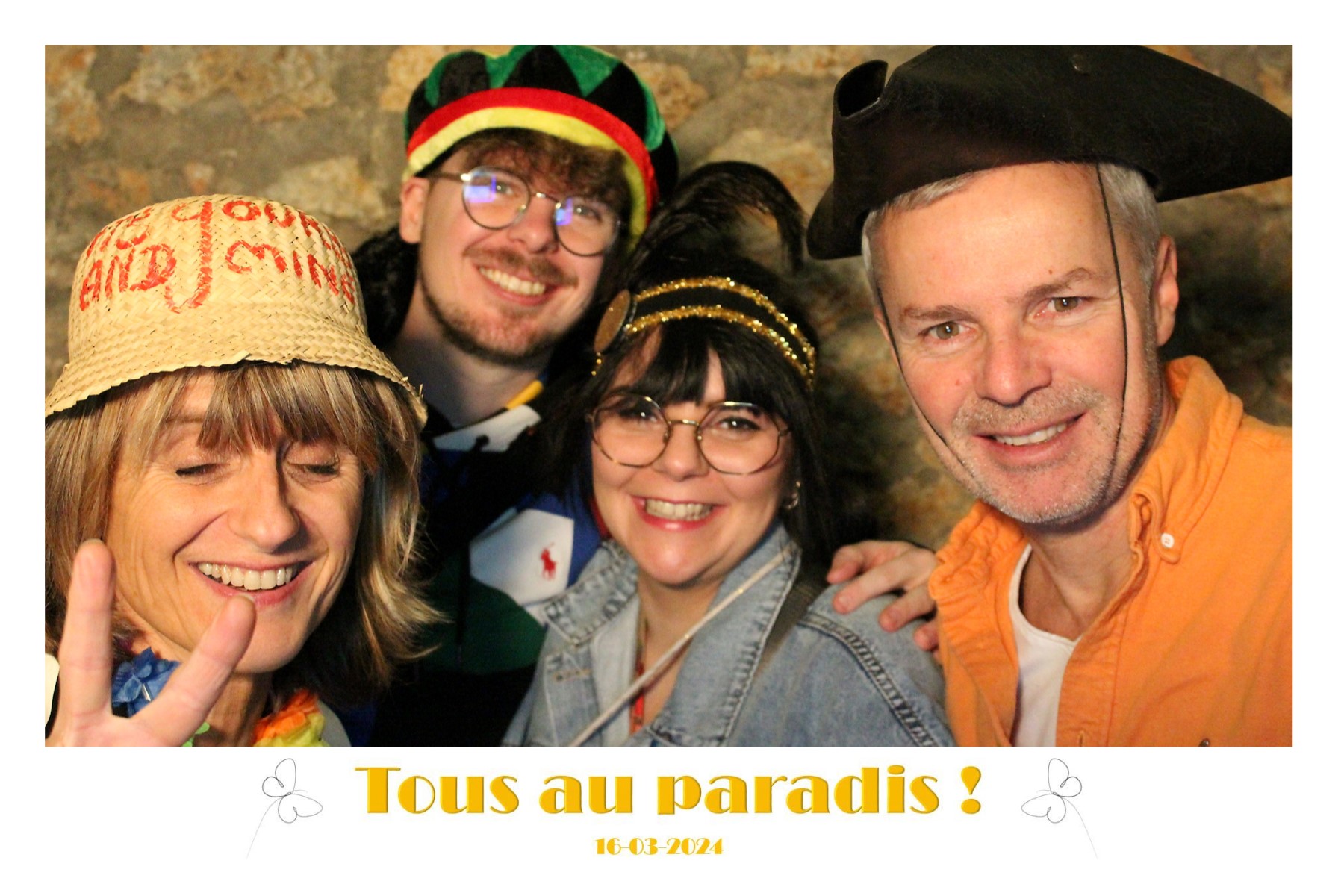 photobooth-2024-03-16_22h00m21s_025.jpg