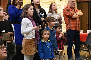 2024-03-16-DSC_4060-mama-razzi.JPG