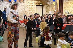 2024-03-16-DSC_4149-mama-razzi.JPG
