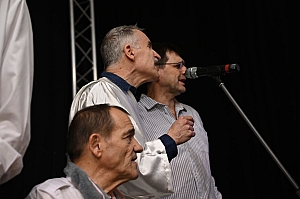 2024-03-16-DSC_4424-mama-razzi.JPG