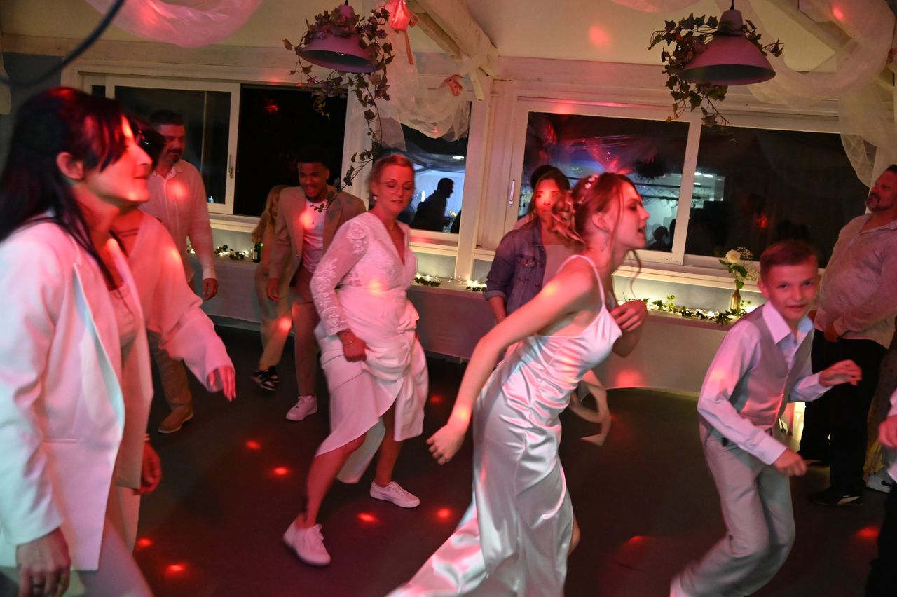 2024-05-05-dsc_8566-marion-gregory-soiree-mariage-mama-razzi.jpg
