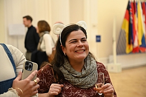 2024-12-13-(19h34m40s)-DSC_3542-(mama-razzi).JPG 2024-12-13-(19h34m40s)-DSC_3542-(mama-razzi).JPG