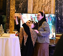 2024-12-13-(19h41m00s)-DSC_3570-(mama-razzi).JPG 2024-12-13-(19h41m00s)-DSC_3570-(mama-razzi).JPG